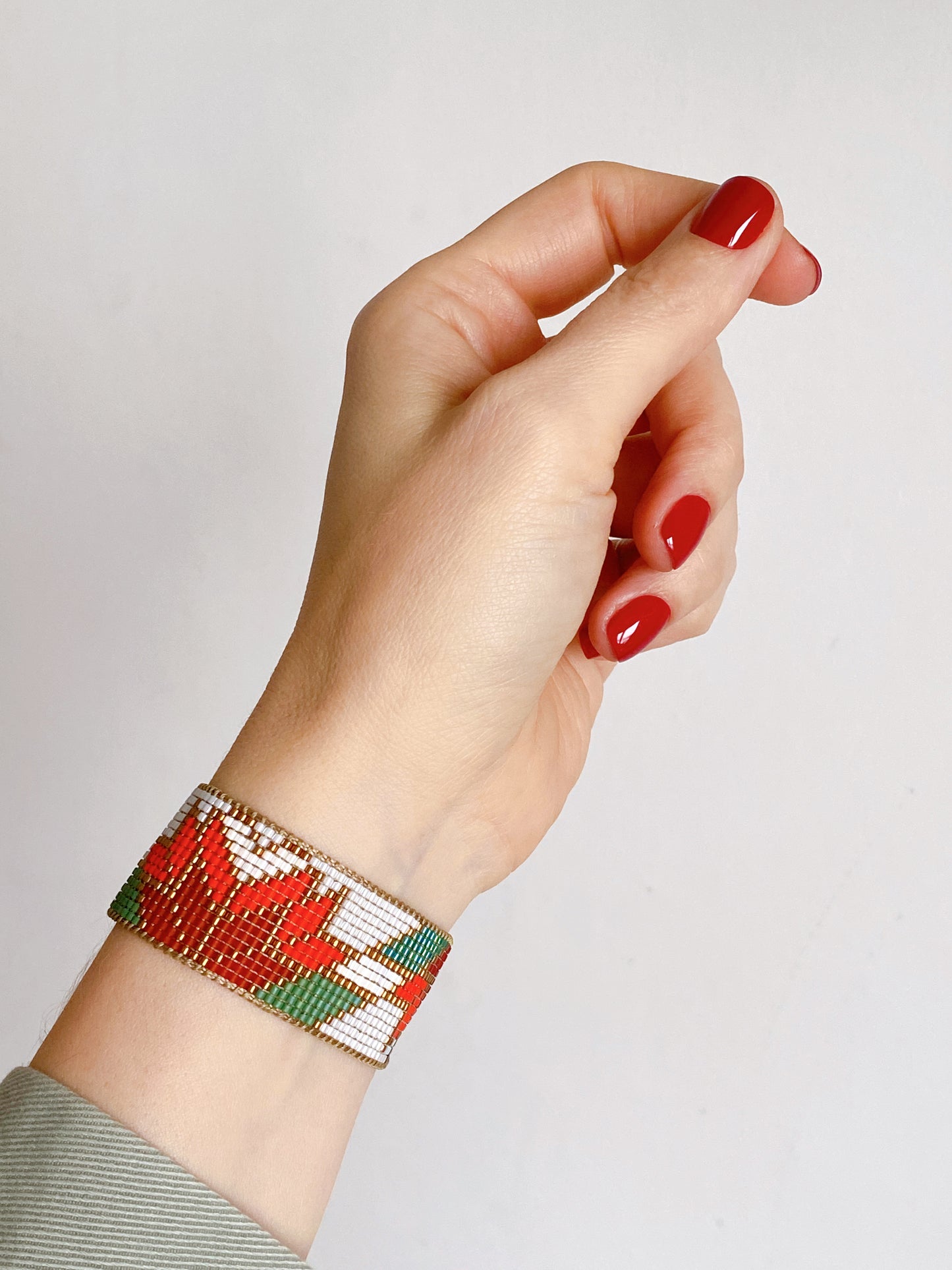 Red star bracelet